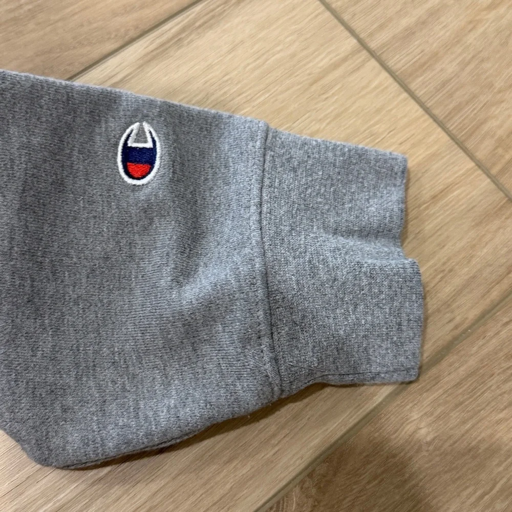 Champion Heather Gray Crewneck Sweatshirt youth size large